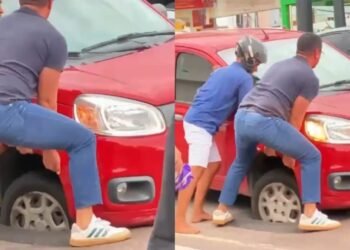 Carro fica preso em buraco na Djalma Batista e motoristas ajudam na retirada