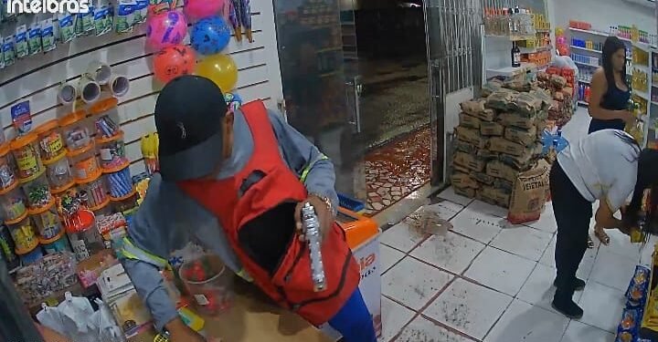 Homem armado assalta mercadinho na zona Norte de Manaus e tem ação registrada por câmeras; veja vídeo