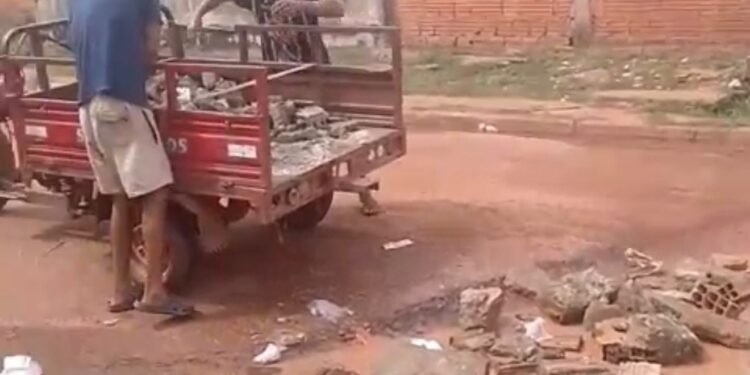 Moradores do Cacau Pirêra denunciam más condições de via e improvisam reparos com pedras