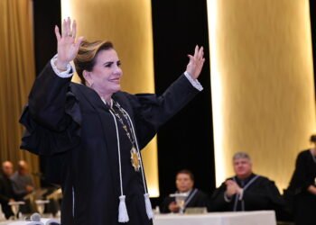 Yara Lins toma posse para terceiro mandato como presidente e marca reeleição inédita no TCE-AM