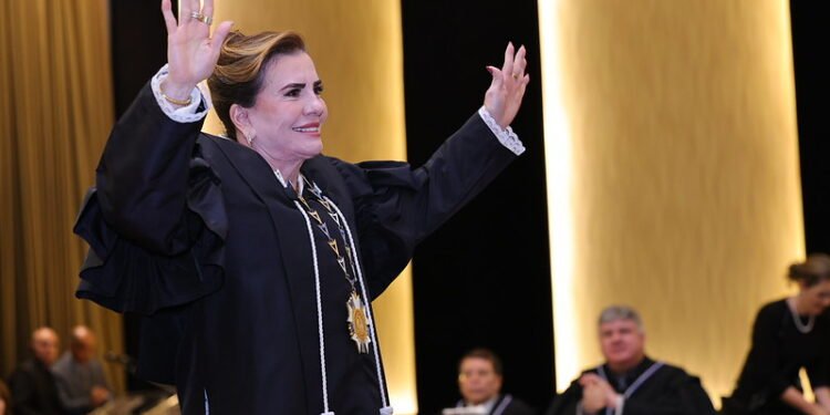 Yara Lins toma posse para terceiro mandato como presidente e marca reeleição inédita no TCE-AM