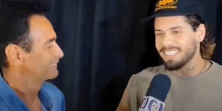 Zé Felipe e o repórter Mudinho durante entrevista