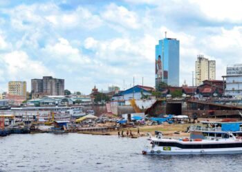 Porto da Manaus Moderna começa a sentir os efeitos do processo de enchente (Foto: Tunico Santos/Rios de Notícias)