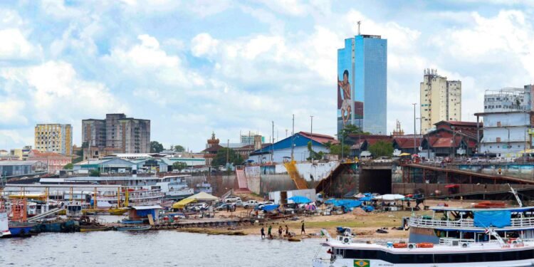 Porto da Manaus Moderna começa a sentir os efeitos do processo de enchente (Foto: Tunico Santos/Rios de Notícias)