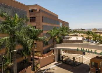 Anvisa determina suspensão de tônico capilar e apreensão de cosméticos