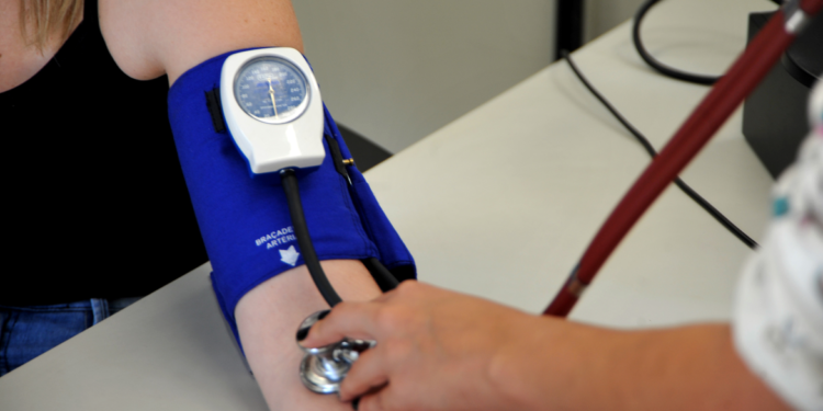 Médicos alertam para riscos de prescrição de testosterona para mulher