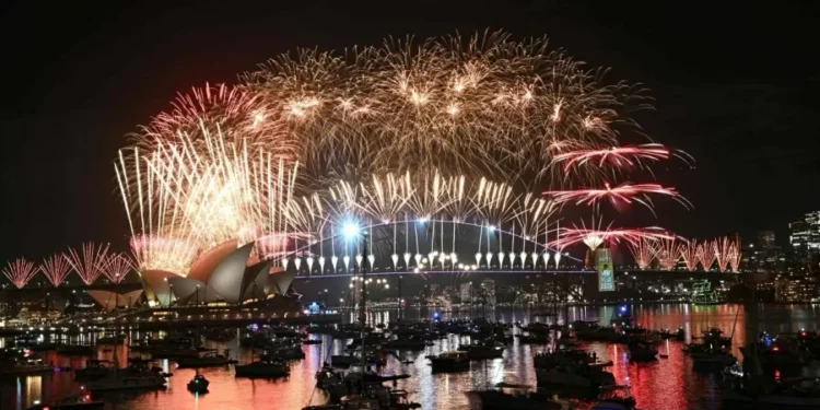 em-sydney-na-australia-queima-de-fogos-aconteceu-ao-lado-da-opera-house-1767186366401_v2_900x506.jpg