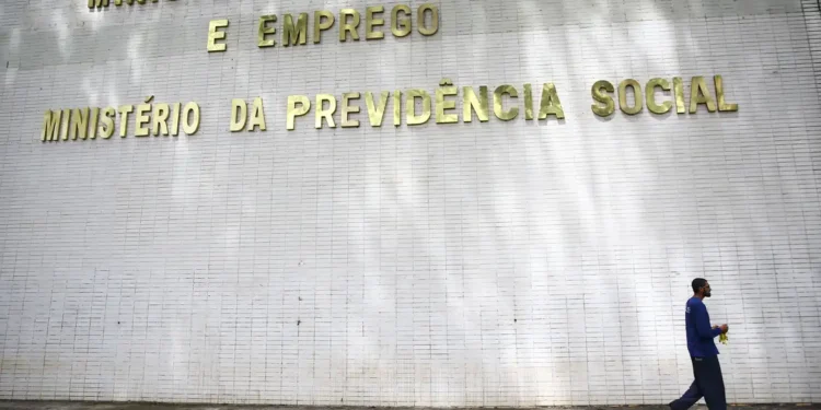 Brasil cria 85,8 mil vagas de trabalho em novembro