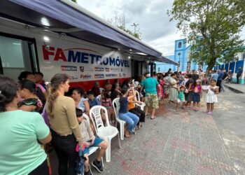 Ação social do Fametromóvel no bairro Educandos, zona Sul de Manaus (Foto: Tunico Santos/Rios de Notícias)