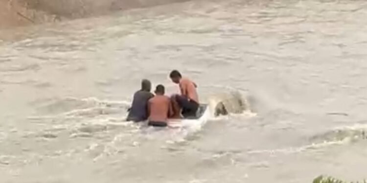 Imagens mostram momentos de tensão durante resgate (Foto: Reprodução/Internet)