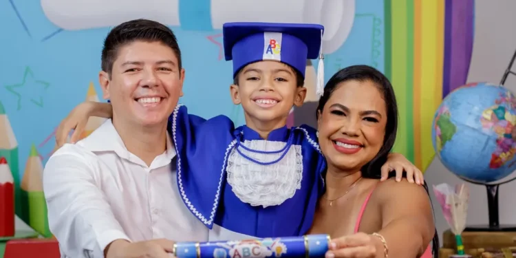 O menino Benício Xavier e seus pais, Bruno Freitas e Joyce Xavier (Foto: Reprodução/Instagram - @joycexc)