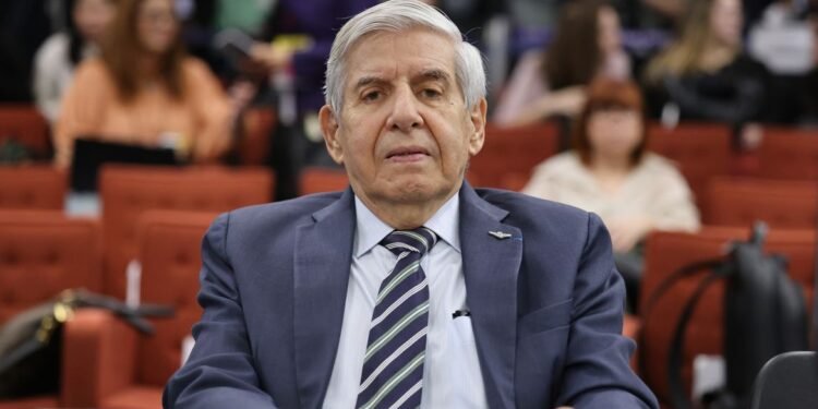 Moraes manda Heleno passar por perícia médica em 15 dias