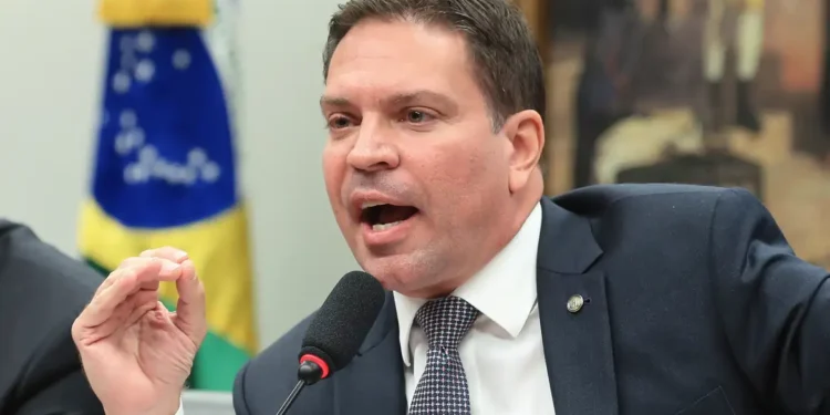 Moraes pede aos Estados Unidos extradição de Ramagem