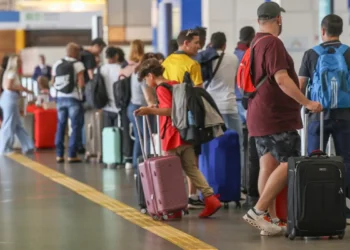 Pilotos e comissários podem entrar em greve a partir de 1º de janeiro