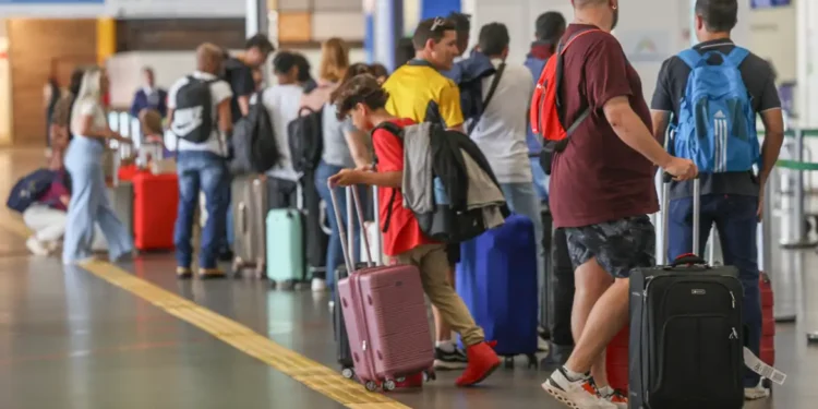 Pilotos e comissários podem entrar em greve a partir de 1º de janeiro