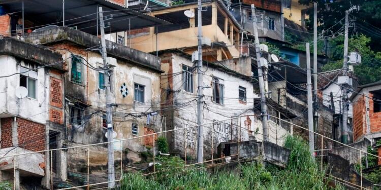 Quase 20% da população de favelas vivem em vias onde não passam carros