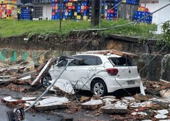 Muro da Ambev desaba sobre carro durante forte chuva em Manaus; veja vídeo