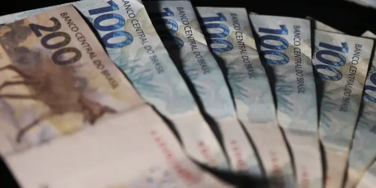 Mais de 141 mil ainda não sacaram abono salarial; veja como consultar