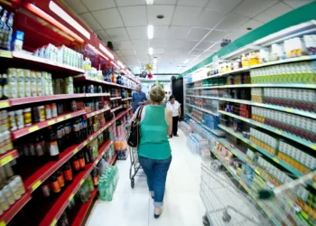 Preço da cesta básica de alimentos cai em 24 capitais, diz pesquisa