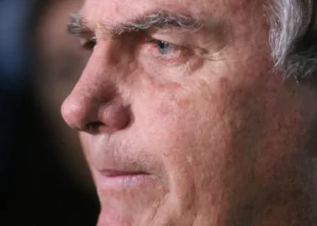 Com crise persistente de soluços, Bolsonaro faz nova cirurgia