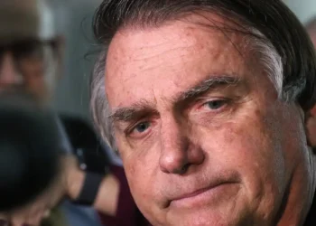 Termina cirurgia de Bolsonaro para bloquear nervo diafragma