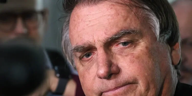 Termina cirurgia de Bolsonaro para bloquear nervo diafragma