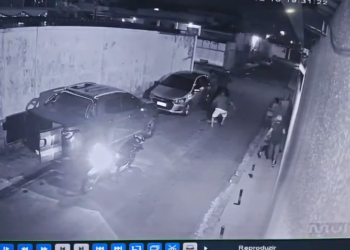 Suspeito é agredido após tentar assaltar família que chegava em casa no Japiim; veja vídeo
