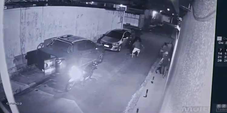 Suspeito é agredido após tentar assaltar família que chegava em casa no Japiim; veja vídeo