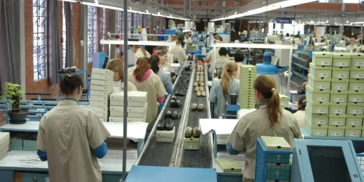 Faturamento da indústria sobe, mas emprego cai pelo terceiro mês