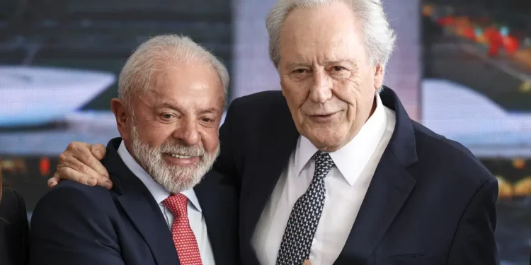 Lewandowski entrega carta de demissão do Ministério da Justiça a Lula