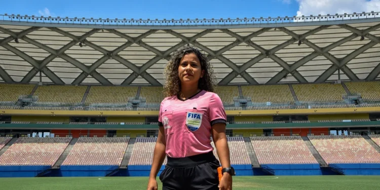 Anne Kesy é árbitra assistente credenciada pela FIFA (Foto: Mauro Neto/Sedel)