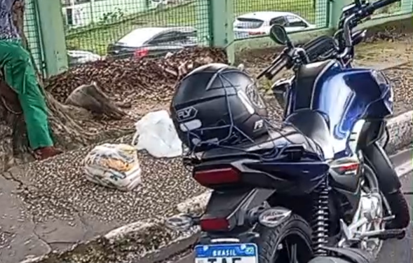 Mulher fica ferida após acidente de motocicleta na avenida Darcy Vargas, em Manaus