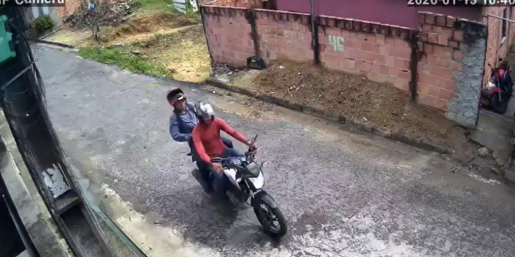 Dupla em motocicleta é flagrada realizando assalto no bairro Zumbi, em Manaus; veja vídeo