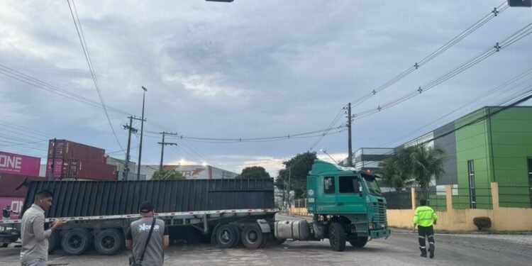 Contêiner se desprende de carreta em Manaus