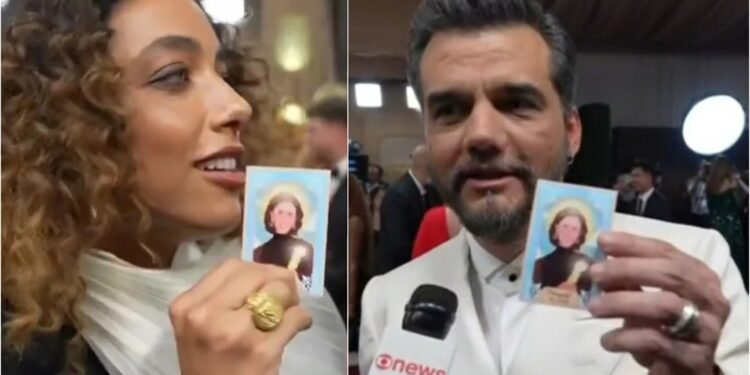 Designer celebra a criação do “Santa Nanda da sorte” entregue a Wagner Moura no Globo de Ouro