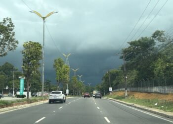 Domingo de chuva em Manaus, com risco de alagamento e enxurrada