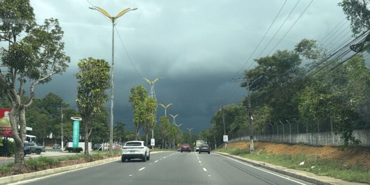 Domingo de chuva em Manaus, com risco de alagamento e enxurrada
