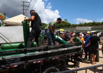 Fila para reabastecer os cilindros de oxigênio em frente à Carboxi (Foto: Edmar Barros/Estadão Conteúdo)
