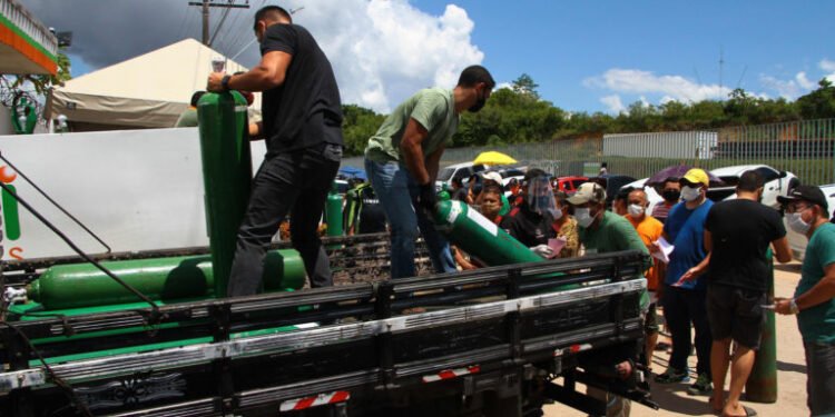 Fila para reabastecer os cilindros de oxigênio em frente à Carboxi (Foto: Edmar Barros/Estadão Conteúdo)