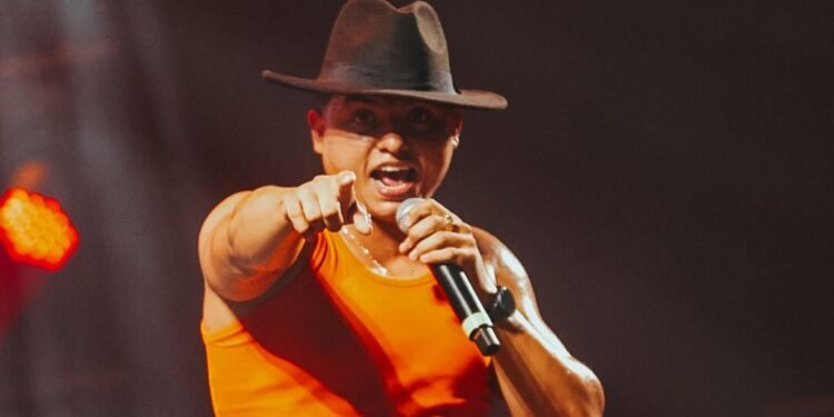 O artista tem movimentado a cena musical nordestina (Foto: Reprodução/Instagram - @filhodopiseiro)