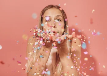 Glitter, bebida e maquiagem pedem técnicas certas de limpeza após o Carnaval