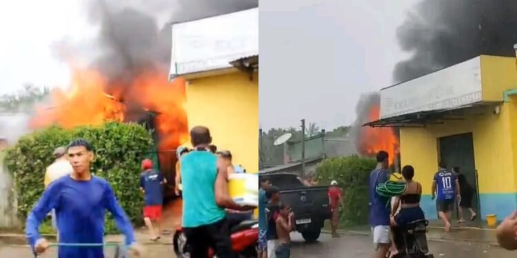 Idosa é resgatada após incêndio destruir casa