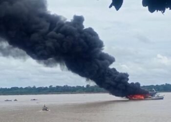 Incêndio em embarcação é registrado no Rio Solimões