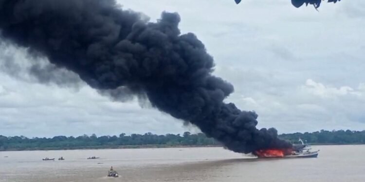 Incêndio em embarcação é registrado no Rio Solimões