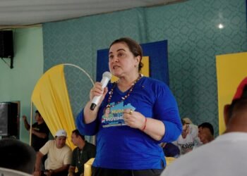 Em Tonantins, Professora Maria do Carmo recebe denúncias do descaso com a educação