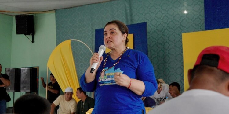 Em Tonantins, Professora Maria do Carmo recebe denúncias do descaso com a educação