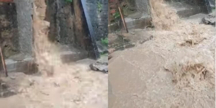 Vazamento de água coloca muro em risco e ameaça casas no Educandos