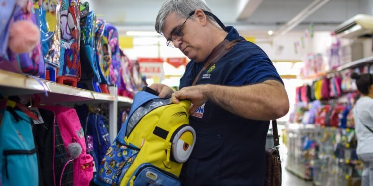 Procon-AM divulga lista de materiais escolares proibidos e alerta contra cobranças abusivas