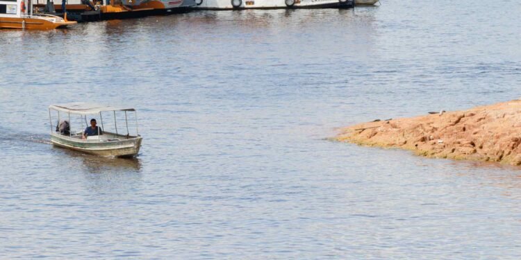 Rio Negro na região da Marina do Davi, na zona Oeste (Foto: Arquivo - Tunico Santos/Rios de Notícias)