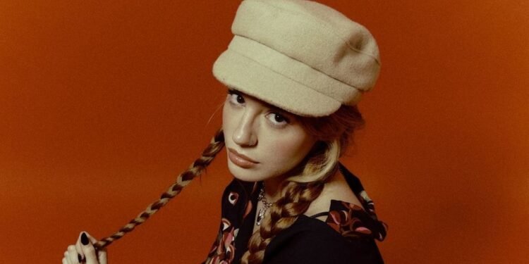 Atriz e cantora amazonense Cella Bártholo protagoniza ‘Fala sério, mãe!’ ao lado de Thalita Rebouças